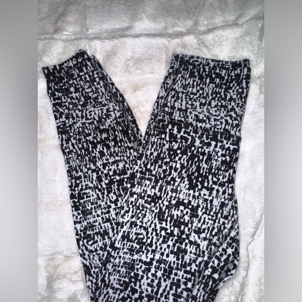 NEVER WORN LULULEMON ALIGN LEGGINGS! BLACK AND WHITE PATTERN